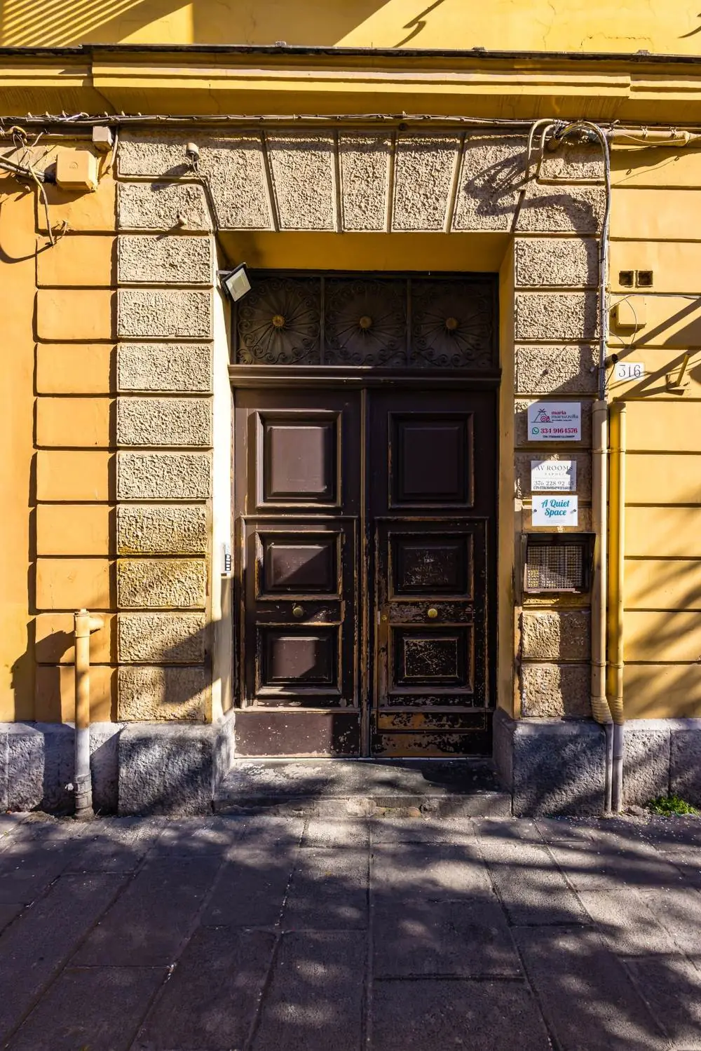Portone storico al civico 316 di Corso Garibaldi
