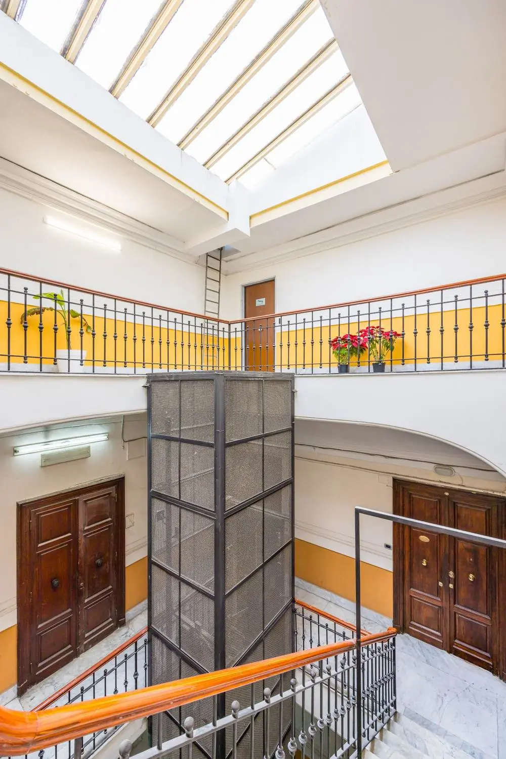 Scala del palazzo con lucernario e ringhiere in ferro