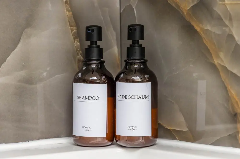 Shampoo e bagnoschiuma sul bordo della vasca