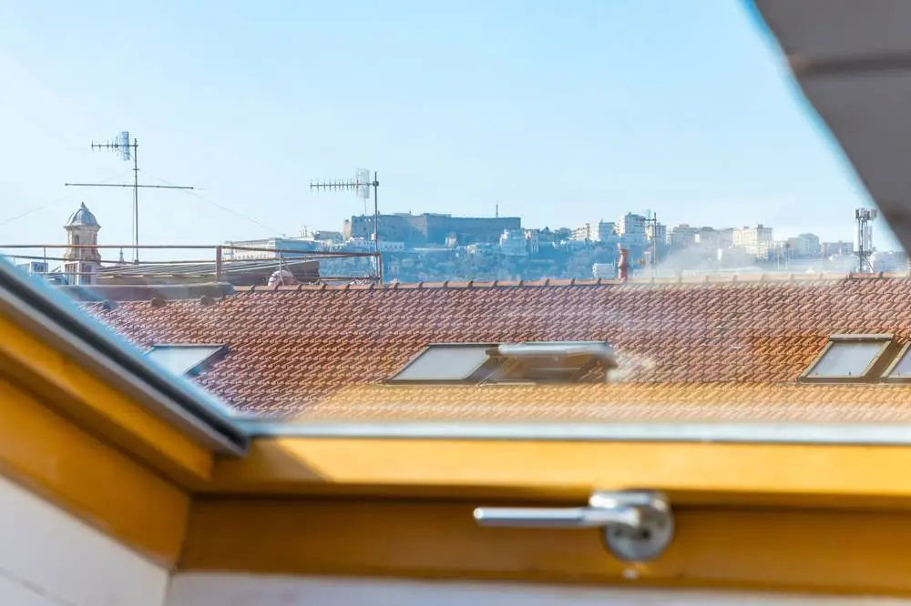 Vista sui tetti di Napoli dal lucernario